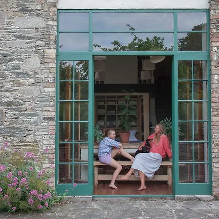 וילה The Stable Yard House At Burtown House & Gardens